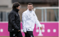 Từ họp báo đến sân tập, Loew 'bám không tha' Podolski