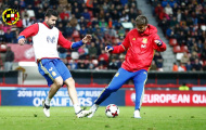 Chùm ảnh: Diego Costa đối đầu này lửa với Pique trên... sân tập