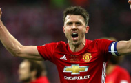 'Tuổi tác không vấn đề, M.U phải gia hạn với Carrick'