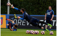 Vắng Buffon, Donnarumma và Meret thay nhau ghi điểm