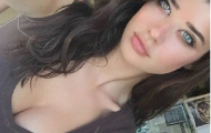 Vòng 1 đẫy đà gây nhức mắt của Sarah McDaniel