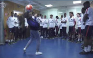 Dàn sao PSG 'đứng hình' trước tài chơi bóng của một cô gái