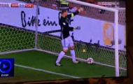 Tình huống tự mình đá mình của Manuel Neuer