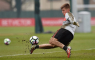 Đàn anh chưa về, sao trẻ Liverpool tranh thủ 'tắm bùn' ghi điểm