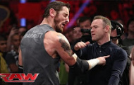 Những lần sao bóng đá 'tấn công' sàn đấu WWE