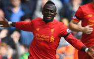 Sút tung lưới Everton, Mane cân bằng thành tích của Suarez