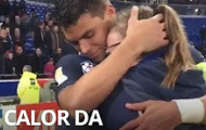 Fan nữ 'chết mê' với hành động chuẩn soái ca của Thiago Silva