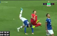Pha đạp chân ghê rợn trong trận Derby vùng Merseyside