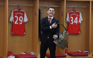 Xhaka tinh nghịch trong phòng thay đồ trước giờ G