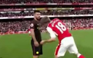 Trận đấu kết thúc, Monreal vẫn bị Agüero cho... ăn quả lừa 