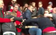 Vì Wenger, CĐV Arsenal ẩu đả lẫn nhau trên khán đài