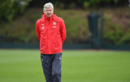Fan 'tấn công' Wenger ngay trước sân tập của Arsenal