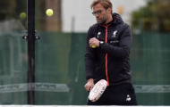 Học trò chăm chỉ tập luyện, Klopp lủi thủi đánh tennis một mình