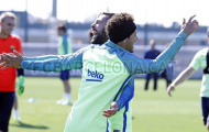 Jordi Alba và Neymar cười khoái chí trên sân tập