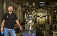 Đám đông người hâm mộ bao vây Giggs tại Bảo tàng Cairo