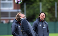 Chùm ảnh: Mặc học trò say sưa tập luyện, Klopp 'làm xiếc' cùng trái bóng