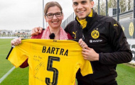 Sao Dortmund kí tặng áo đấu cho 'CĐV dũng cảm nhất quả đất'