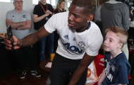 Rooney già nua, Pogba lại đổi tóc khi đi gặp fan 