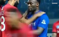 Michael Essien rượt đánh cầu thủ ở Indonesia 
