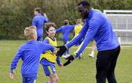 Các cầu thủ nhí sung sướng 'phát điên' khi chơi bóng cùng Lukaku