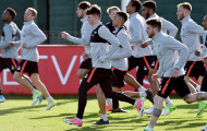 Coutinho nhí nhảnh tạo dáng trên sân tập của Liverpool