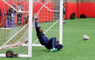 Defoe thất bại thảm hại khi tập làm thủ môn