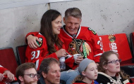 Schweinsteiger tình tứ đi xem khúc côn cầu cùng vợ