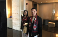 Chủ mới Milan dẫn vợ đến San Siro xem Derby