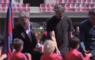 Gerard Pique bất ngờ bị fan nhí 'chơi xỏ'