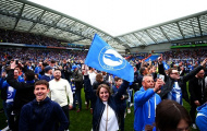 SVĐ Falmer vỡ tung trong ngày Brighton & Hove Albion giành quyền lên chơi giải Ngoại hạng