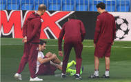 Mats Hummels ôm gối trên sân, Ancelotti lo ra mặt