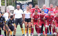 Trọng tài không nội y khiến dàn cầu thủ Brazil chăm chú nhìn vào vòng một