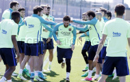 Messi trở lại tập luyện, ngay lập tức bị đồng đội trừng phạt