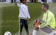 Con trai Ronaldo sút phạt thành bàn y hệt ông bố