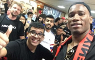 Drogba tự sướng ngay sân bay với người hâm mộ Phoenix Rising