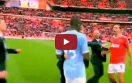 Khoảnh khắc Mario Balotelli bị Rio Ferdinand 'dằn mặt'