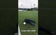 Neymar ngã chỏng vó vì ham hố biểu diễn