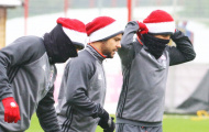 Đội nón tập luyện, các cầu thủ Bayern trông không khác ông già Noel