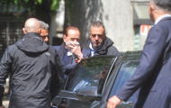 Cựu chủ tịch Berlusconi té dập mặt, không dám tiếp phóng viên