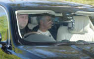 Mourinho đăm chiêu trên đường đến sân tập Carrington 