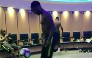 Raheem Sterling biểu diễn kỹ thuật thượng thừa trong phòng thay đồ