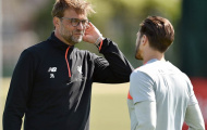 Klopp chỉ bảo tận tình trò cưng Lallana trên sân tập