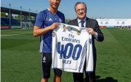 Chủ tịch Perez đích thân trao quà cho Ronaldo trên sân tập