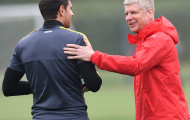Arsene Wenger ân cần hỏi thăm các học trò