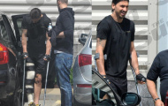 Chân bó bột, Ibrahimovic khổ sở chống nạng xuống phố