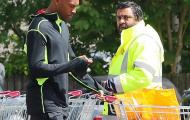 Giữa bão tin đồn, Daniel Sturridge hồn nhiên đi siêu thị