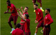 Mặc đồng đội pha trò, Griezmann và Torres vẫn chẳng thể cười