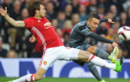 'Hổ báo' đánh nhau, Bailly báo hại Man United trong trận chung kết