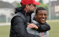 Klopp 'ôm ấp' Wijnaldum như người thân trên sân tập
