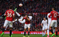Siêu phẩm 'ngả bàn đèn' của Benteke vào lưới Man Utd